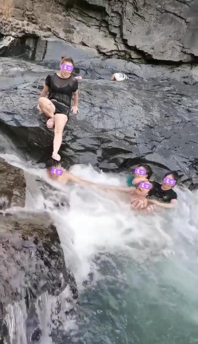 女子戏水时遇陌生男子纠缠,闺蜜见状挺身而出,直接将男子摁水里