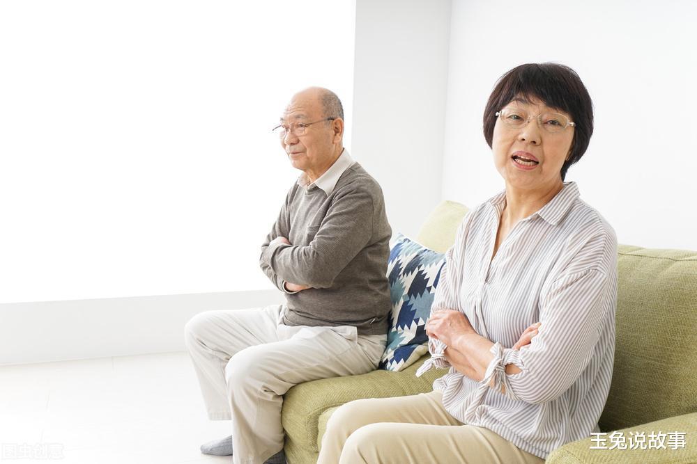58岁大妈和男舞伴同居养老,入住第二天就搬走,大妈:差点吃大亏
