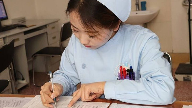 “抽空结个婚”女护士凌晨4点夜班回来结婚，被网友集体祝福