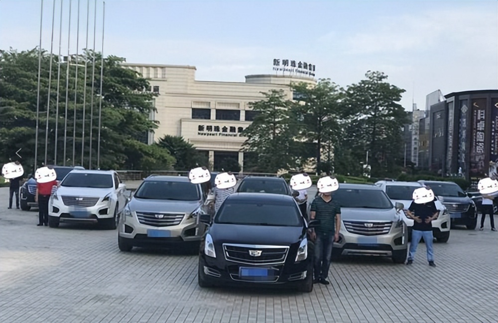 车友会路边上演2男2女？25岁黑丝女生地上爬行：挣钱嘛，不寒颤！