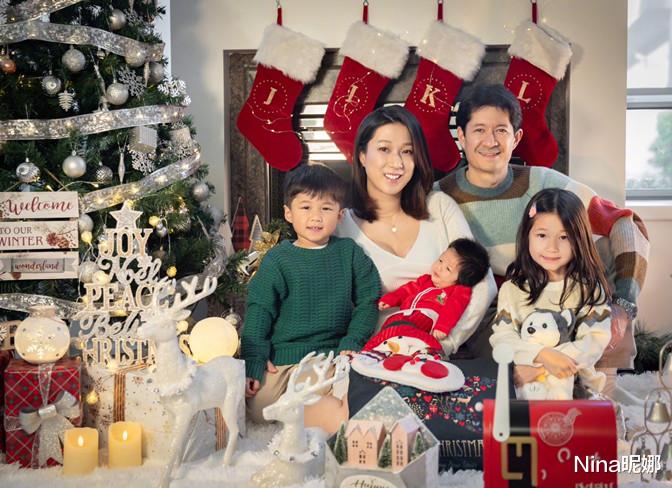 钟嘉欣|钟嘉欣圣诞节晒全家福，生完三娃穿针织衫变低调主妇，大13岁老公同框像祖孙