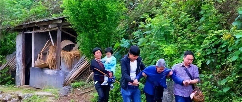 96岁老人用14年花26万修建“活人墓”,晚上睡棺材,白天行医救人