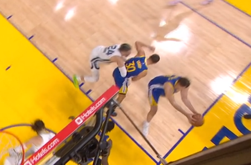勇士队|火爆！NBA恶汉故意猛推库里，普尔脸被撞变形，勇士疯狂失误