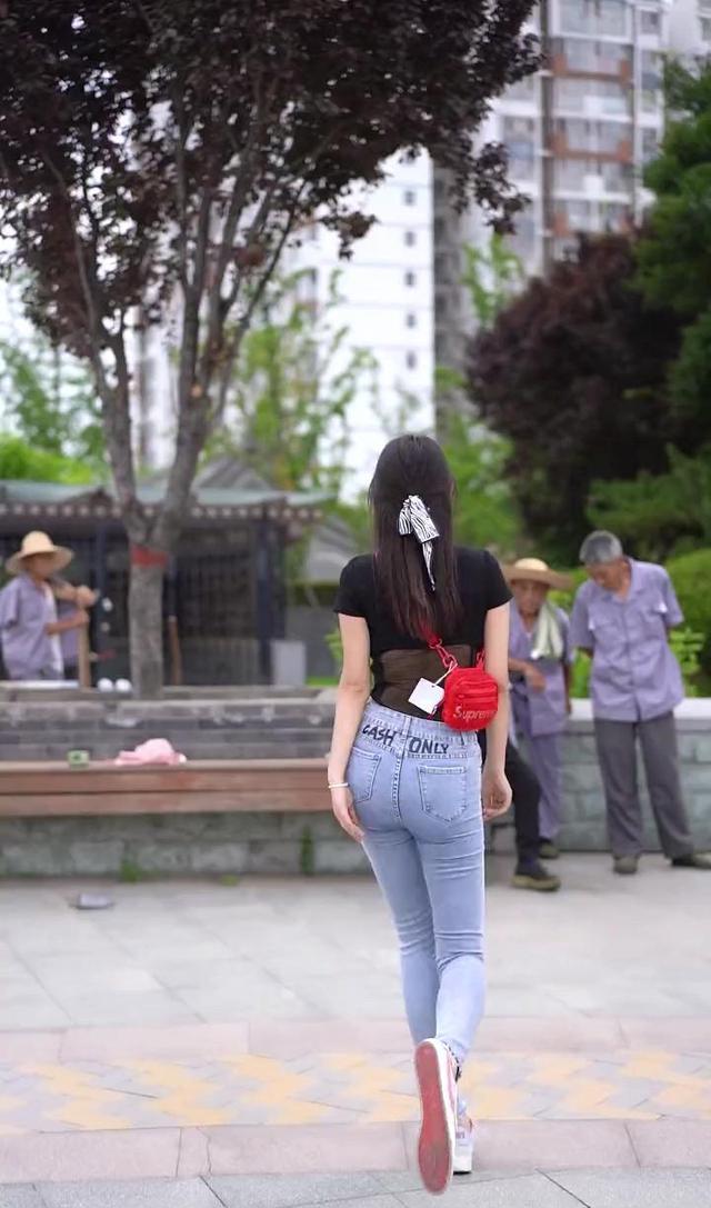 女老师嫌楼下大妈太吵,决定亲自和她们比试,网友:打不过就加入