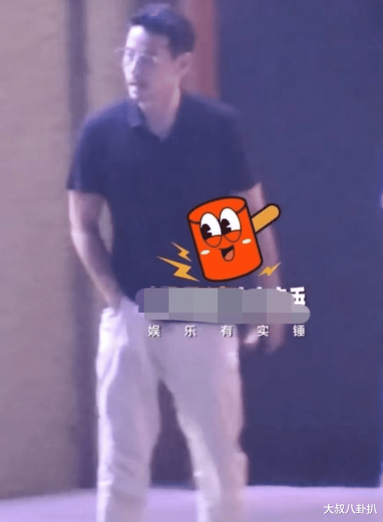 钱泳辰|男演员聚餐疑醉酒，数次伸手掏裆被质疑暗示 ，行为十分不雅。