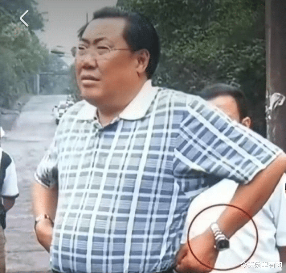 李少莉精致奢侈的佩戴,正式场合像小学生样的表现,她才不配位怎能不翻车