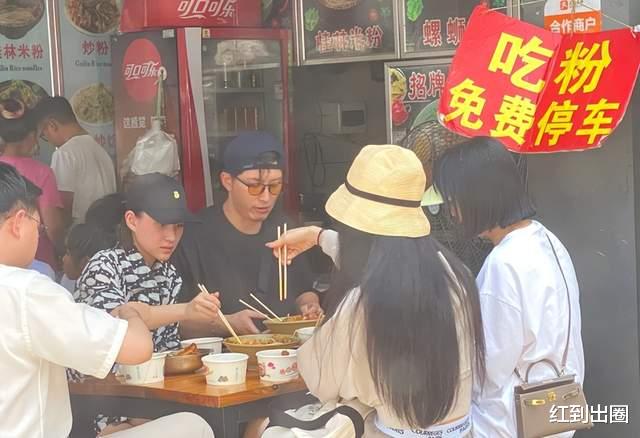 何超莲|何超莲窦骁吃路边摊被拍！女方脸蛋热到通红，穿拖鞋露出一双细腿