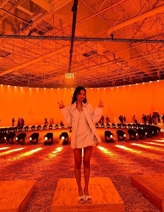 Jennie被拍到紧贴法国男子亲吻!深夜亲上火线证实对方的真实身份