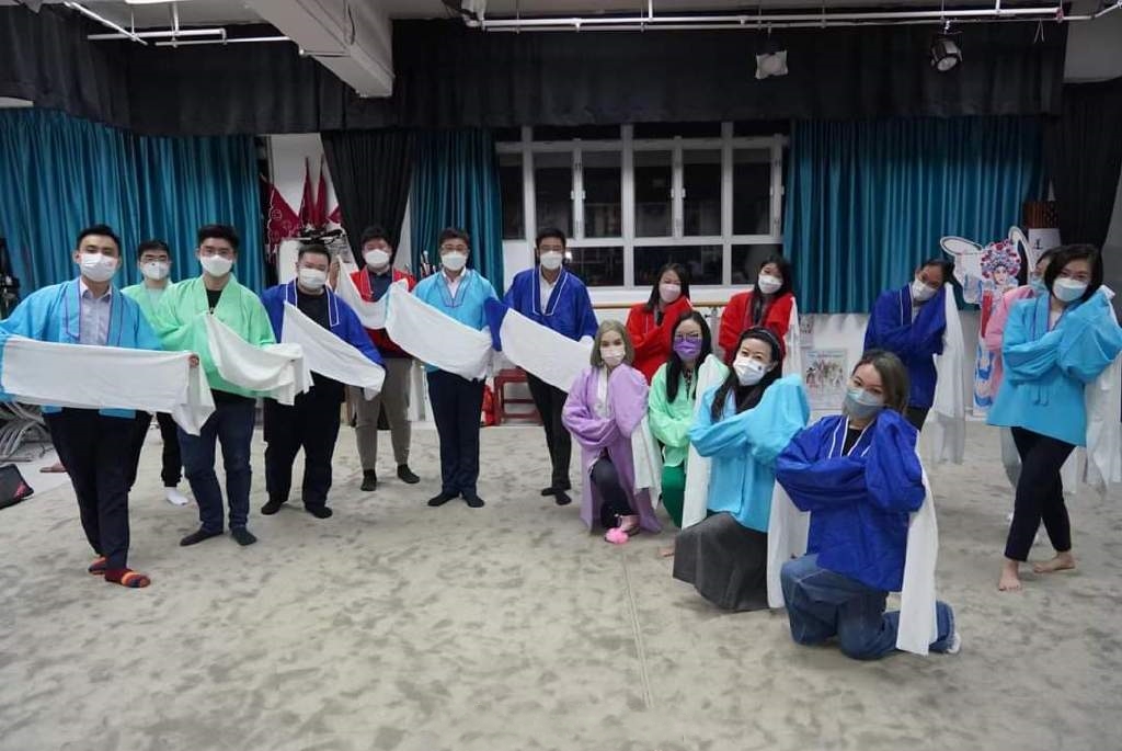 霍启山|霍启山穿戏服出镜，造型油腻还有少许白发，一心发展事业至今单身