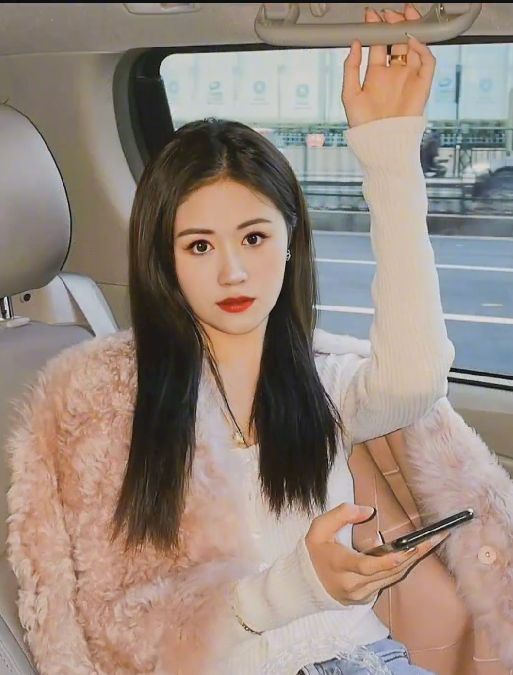 陈萌|大衣哥新儿媳陈萌晒美照，黄金手镯戴在袖子上，被质疑是在炫富