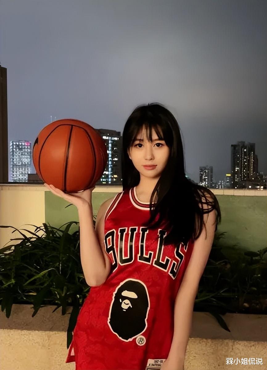 穿衣搭配|邱淑贞女儿“初生牛犊不怕虎”，把丝巾当抹胸穿，下搭短裙真开放