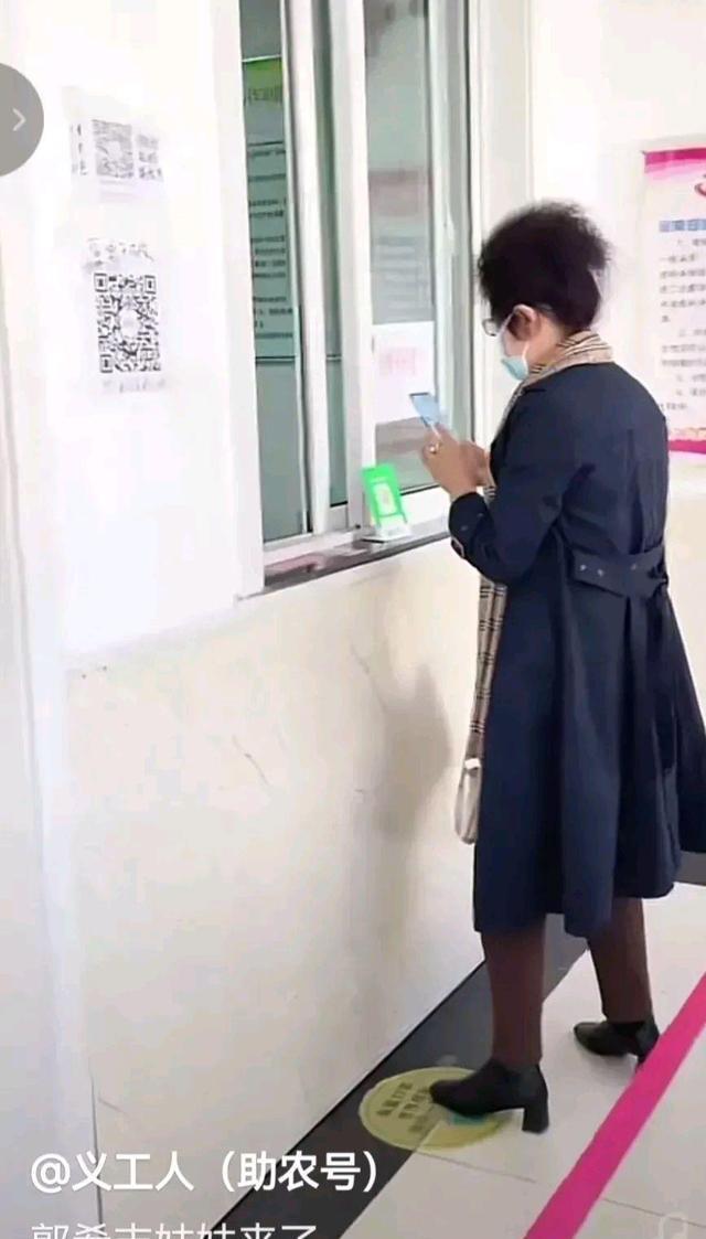 护士|郭希志现身医院做核酸，全身名牌引人注意，衣服包包都价值不菲