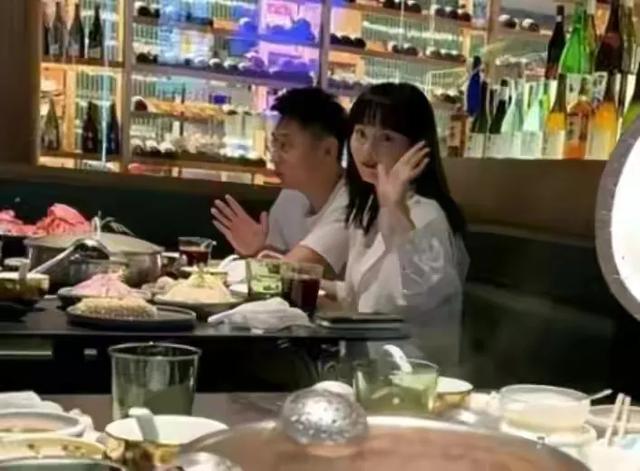 买超|网友偶遇买超携邵晴聚餐，女方戴鸽子蛋大方打招呼