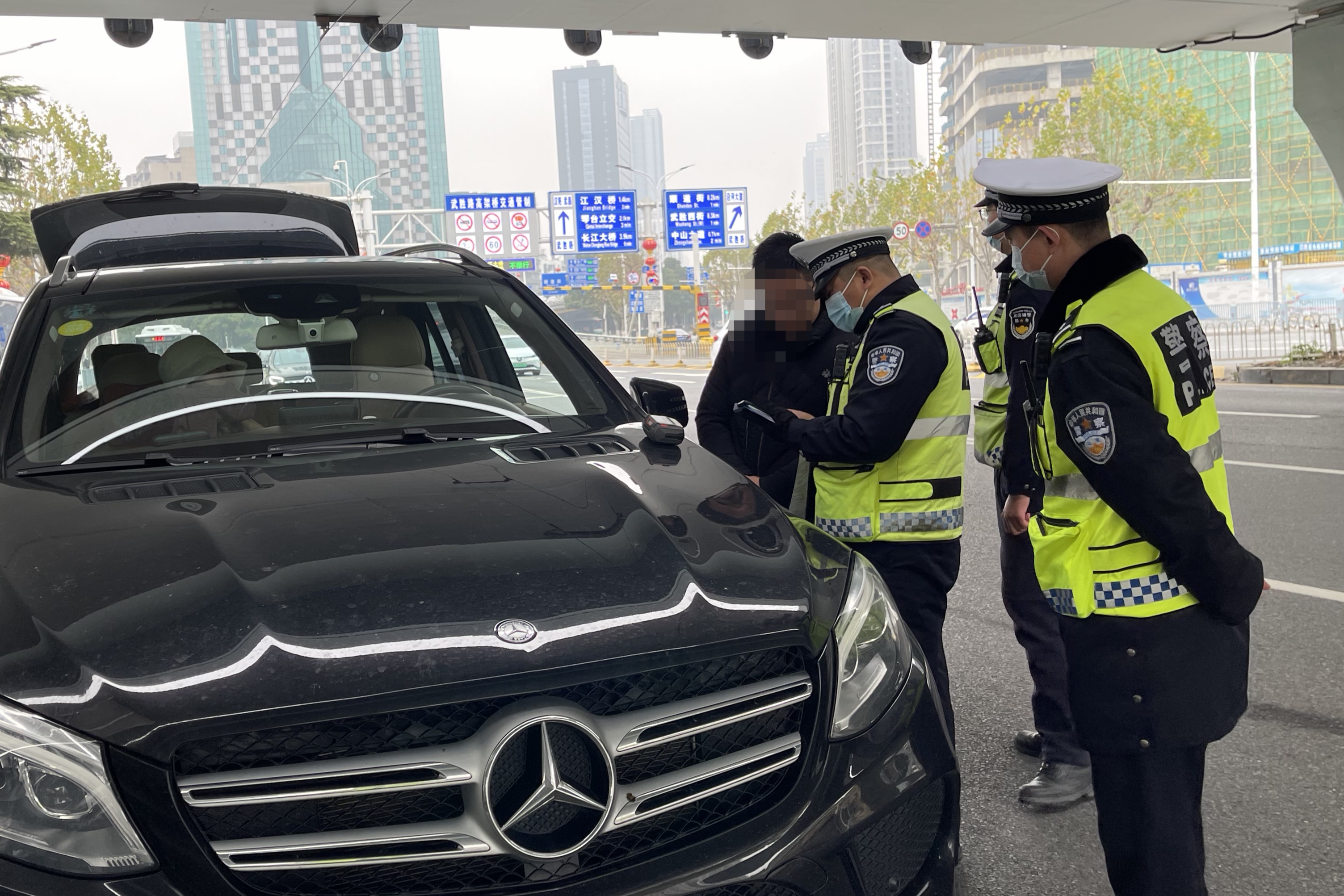 除夕当天，武汉硚口交警查获一起失格驾驶员违法行为