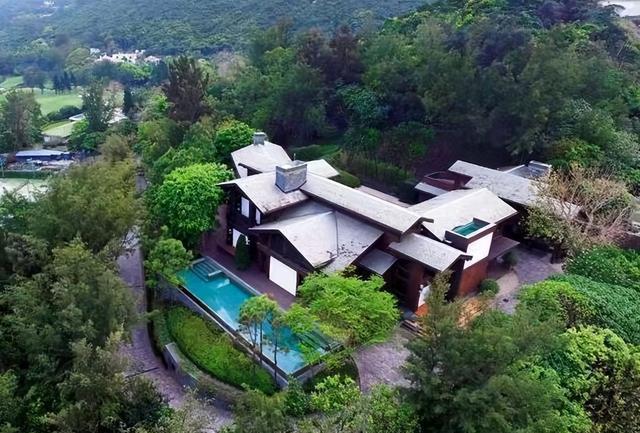 梁洛施|梁洛施和友人假期聚餐,和李泽楷分手11年未婚,对仨儿子严格要求