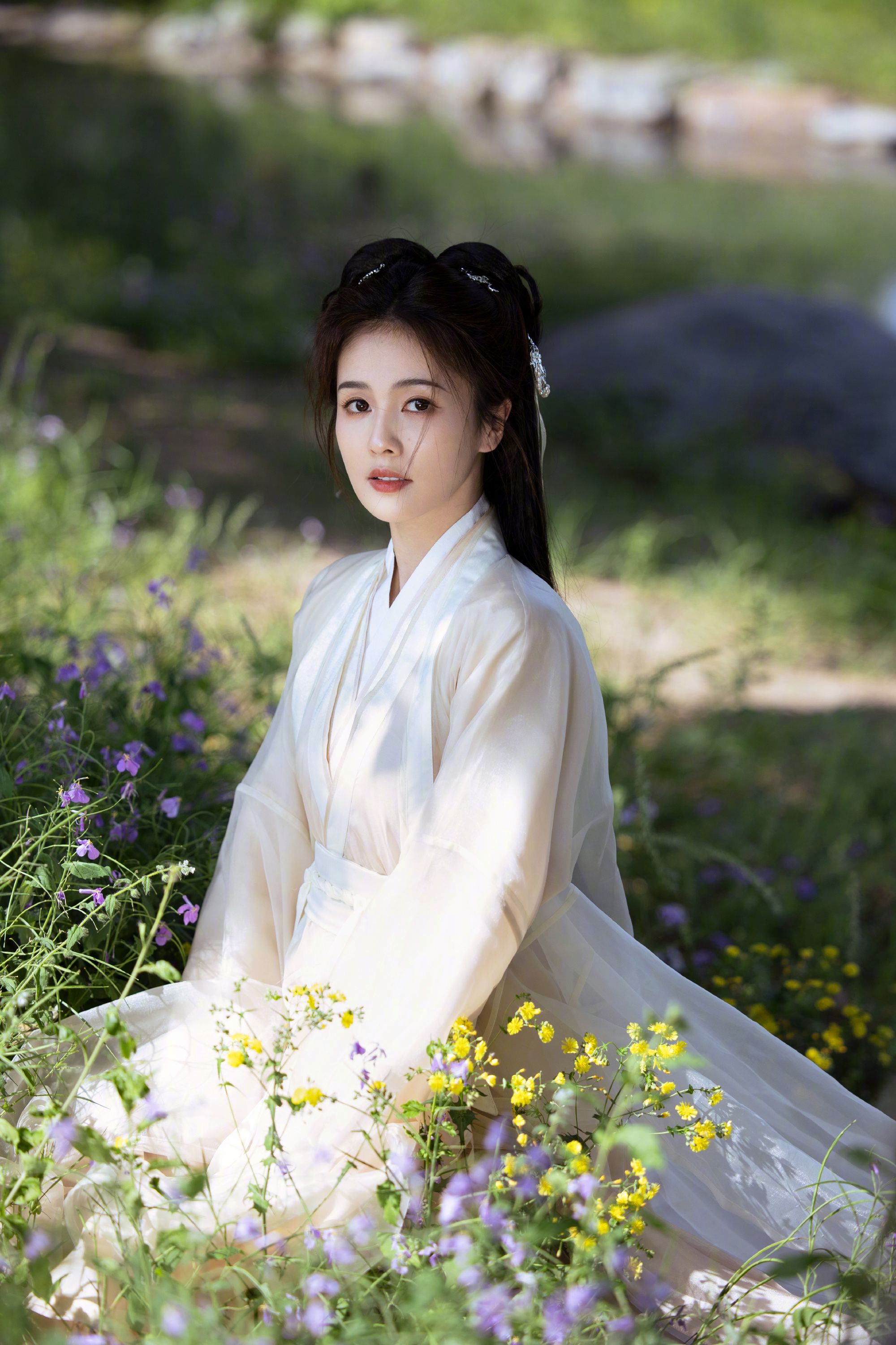 白梦妍|白鹿是仙女下凡吧?穿古装拍古风写真,置身湖边宛如温柔大小姐