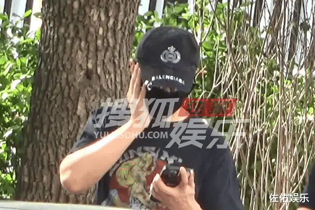 黄晓明|黄晓明受智齿折磨，秒变方脸如整容，在线征求消肿办法