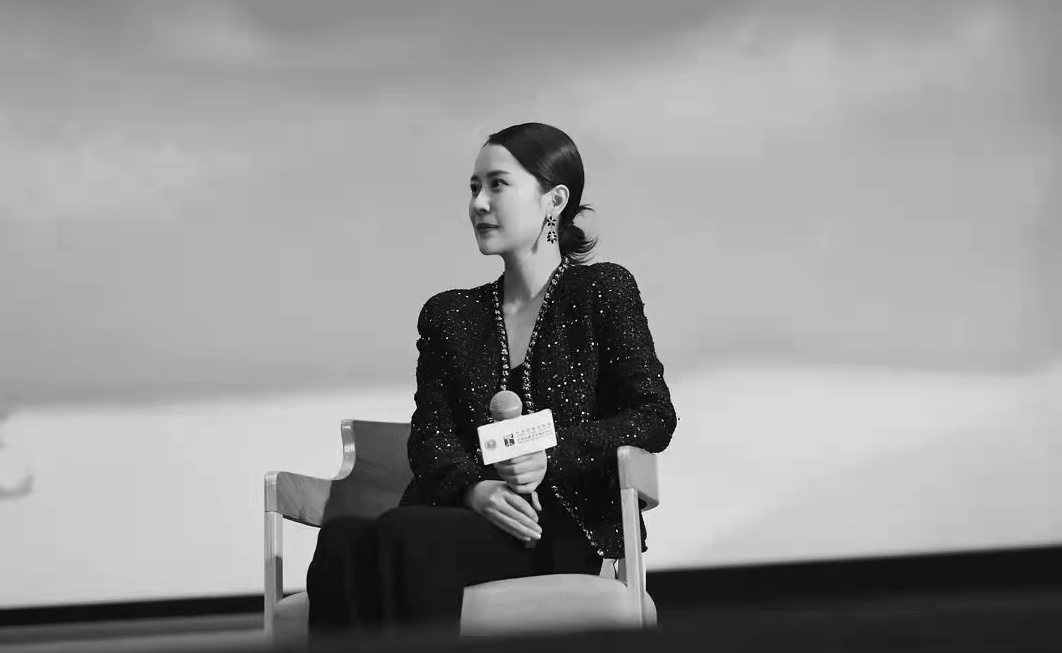 海清|45岁海清颜值大逆袭！穿香奈儿出席发布会造型封神，比周迅还漂亮