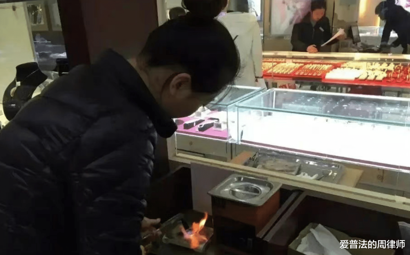 女子斥巨资购买金手镯,几年后发现并非足金,网友:退一赔三!