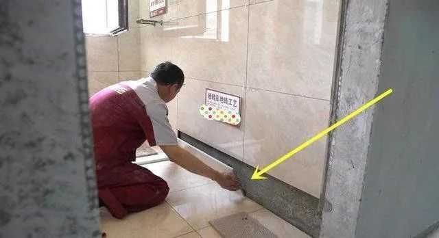 卫生间贴瓷砖,为啥下面要留空一排?师傅:必须这样做,好处多!