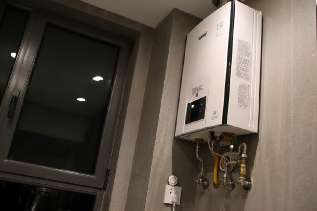 115平现代简约风,灰色影视墙是格栅和木饰面的结合