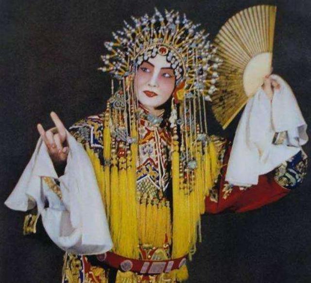 孙俪|京剧大师梅葆玖评价李玉刚:打着梅兰芳旗号,却是博人一笑的小丑