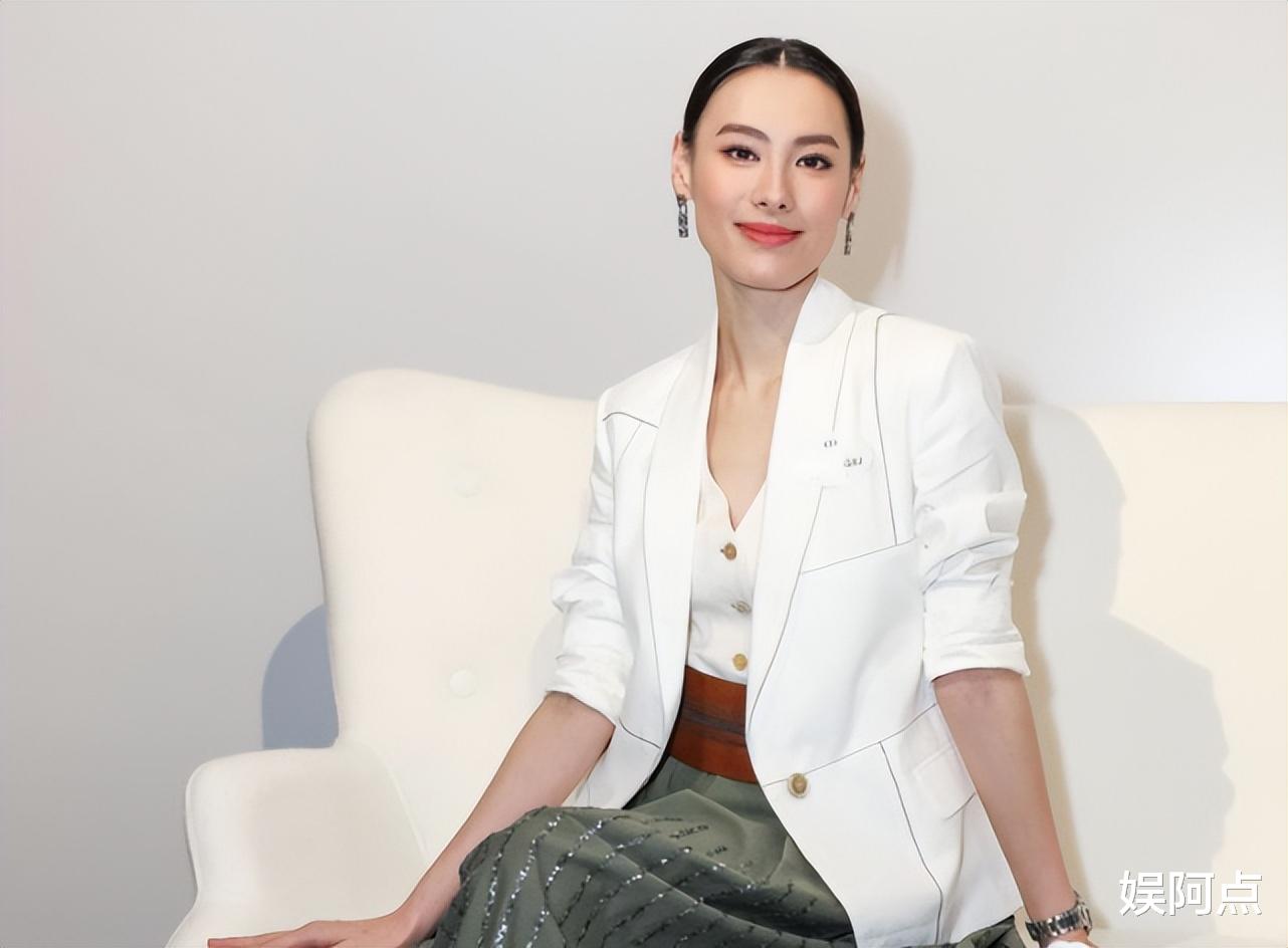 梁洛施|梁洛施懒理李泽楷风流事,晒近照显气质!儿子现身提前庆祝母亲节