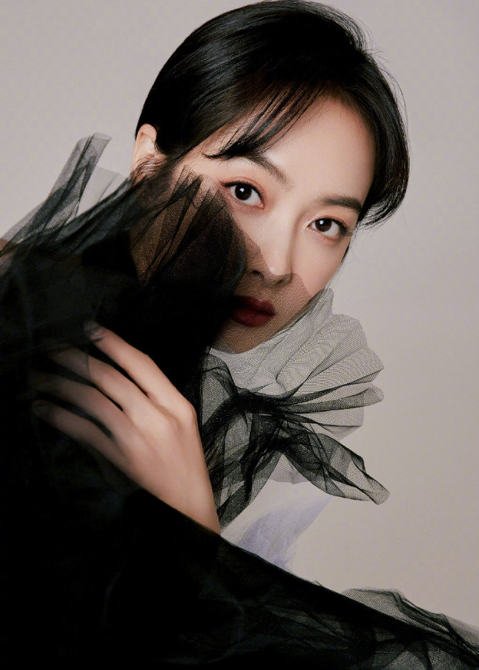 宋茜|宋茜一袭黑白纱裙，优雅知性，月华君的气质彰显无疑。
