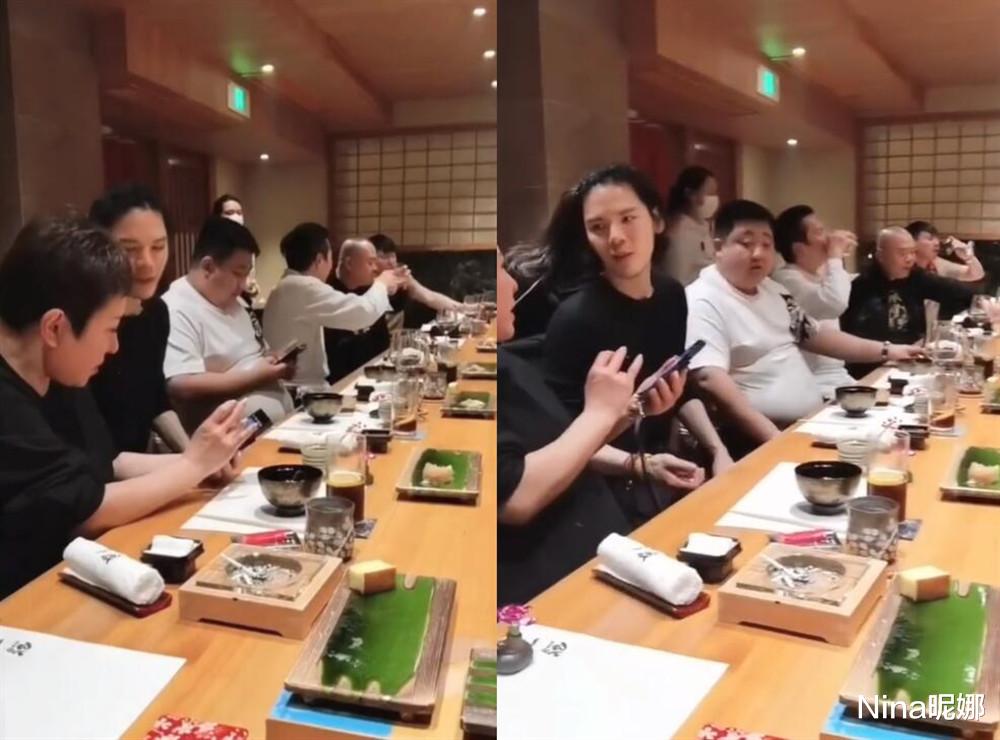 向太|向太直播庆功宴曝光，坐角落抽烟查向佐手机，儿子向佑罕露面胖成球目测200斤