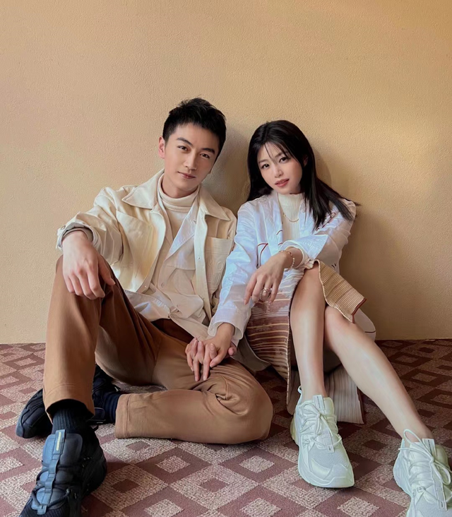 陈晓|陈晓探班陈妍希，酒店楼下大撒狗粮，女方脸上泛油浮肿状态差