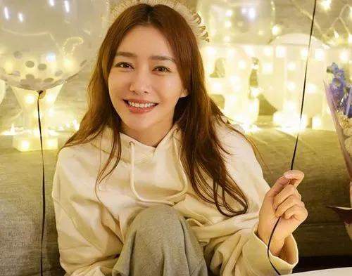 宋仲基|“中年美妇”秦岚:44岁恋上小10岁的魏大勋,用前途赌他不会变心