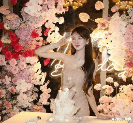 黄晓明|黄晓明与新欢露营?享受烛光晚餐氛围满分,路透照有气质又高又白