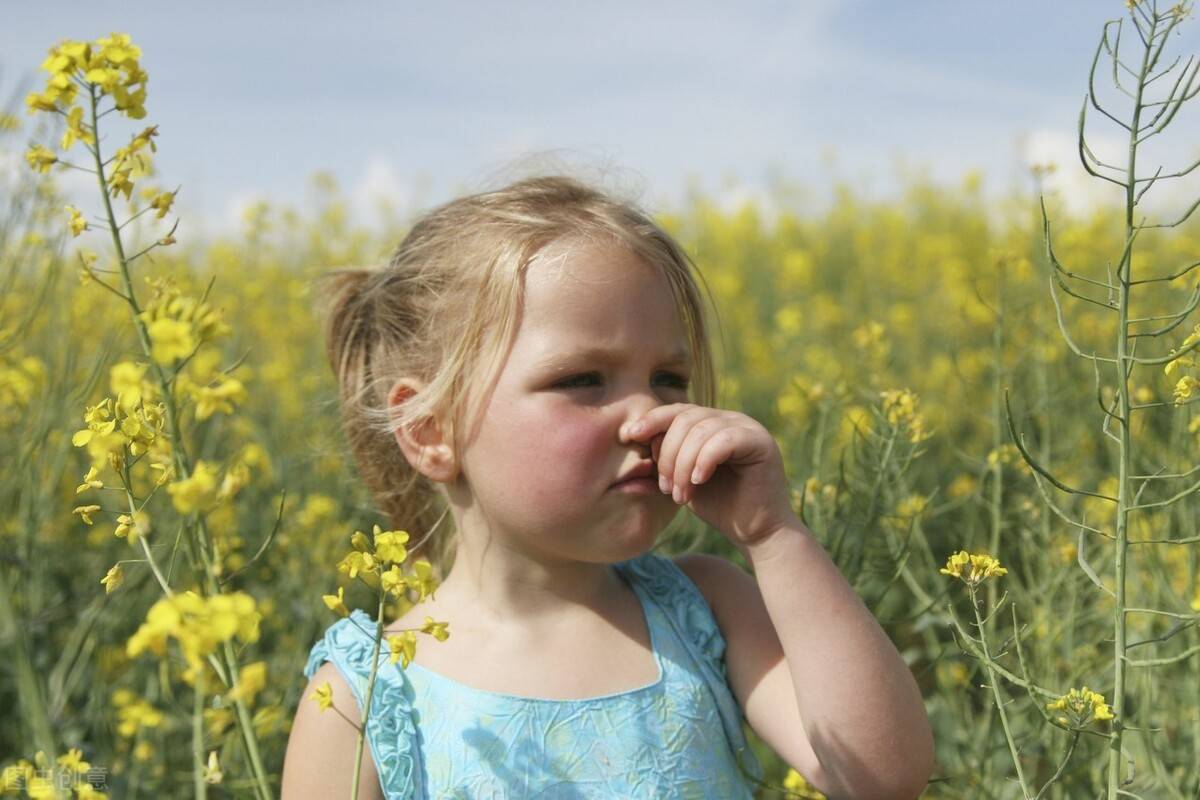 过敏性鼻炎|孩子一换季就打喷嚏、流鼻涕！过敏性鼻炎怎样预防？能治愈吗？