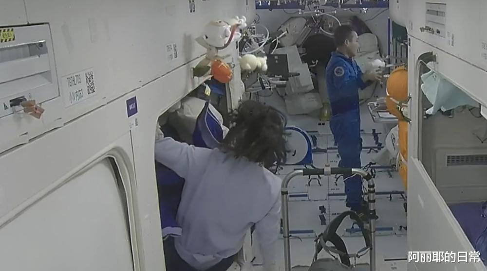 在太空中生活,女航天员怎样克服生理问题?航天女英雄牺牲很大