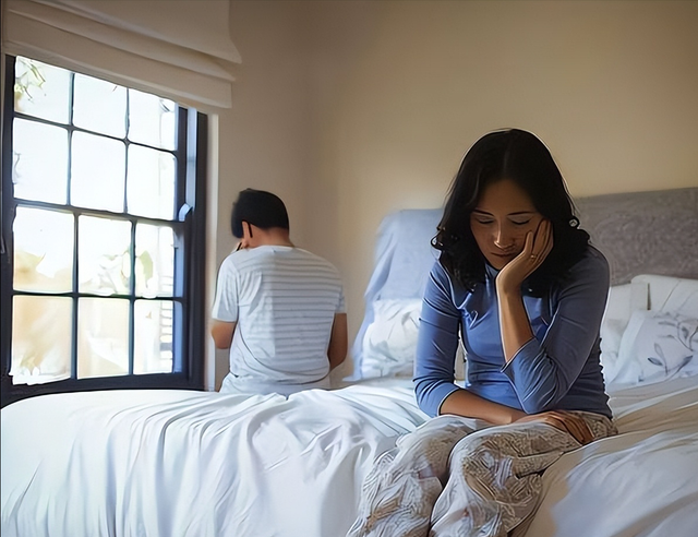案例:男子怀疑妻子不忠,躲床底5个小时,后因无法隐忍导致悲剧