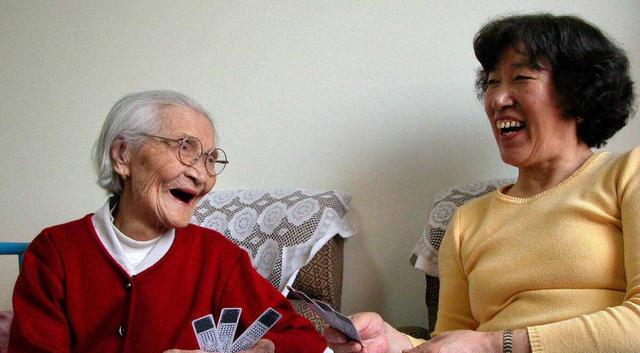 退休年龄新规定:女性50岁退休还是55岁,关键是档案中一项内容?
