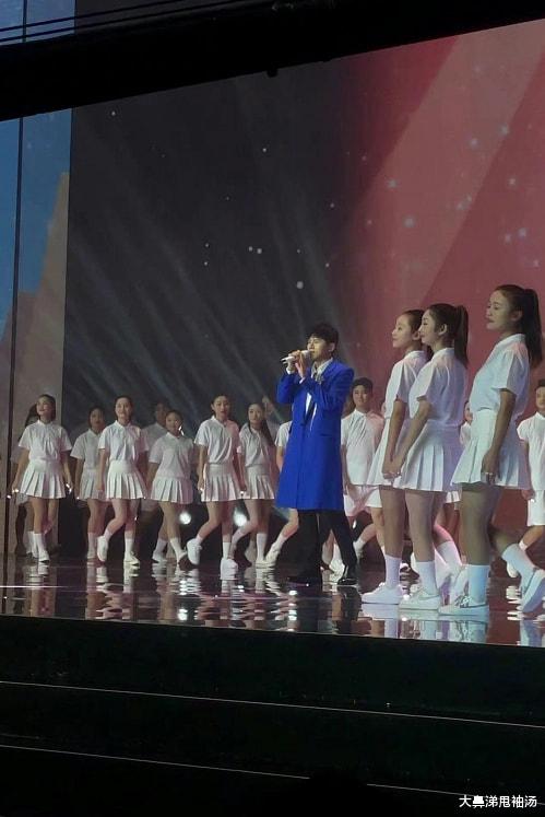 蒋勤勤|蒋勤勤陈建斌夫妇亮相川渝春晚,张杰冯提莫将献唱,网友:期待了