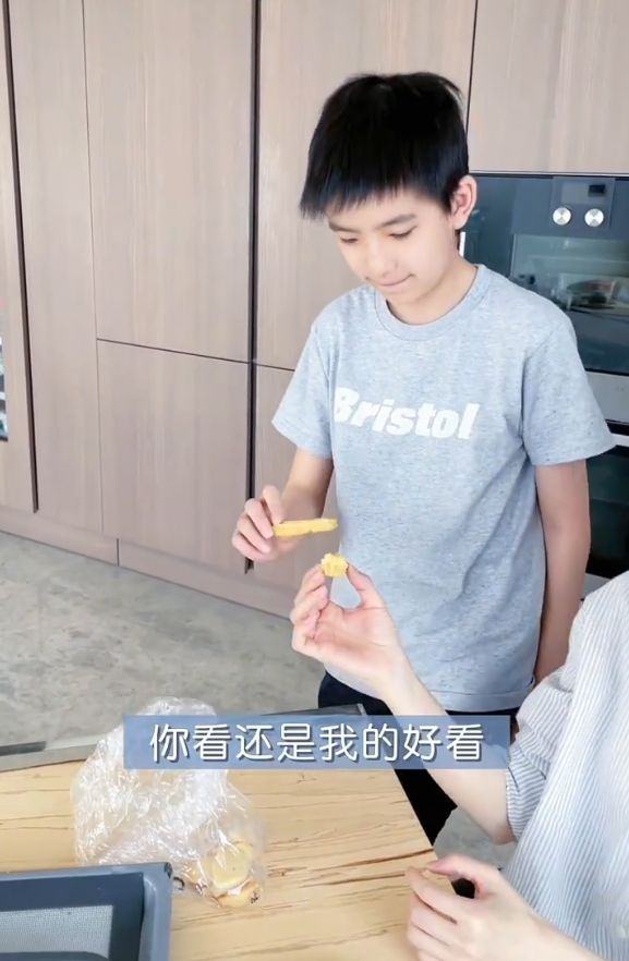 董洁|董洁母子做饼干，顶顶搂妈妈肩膀互动有爱，自诩甜品大师幽默又帅气