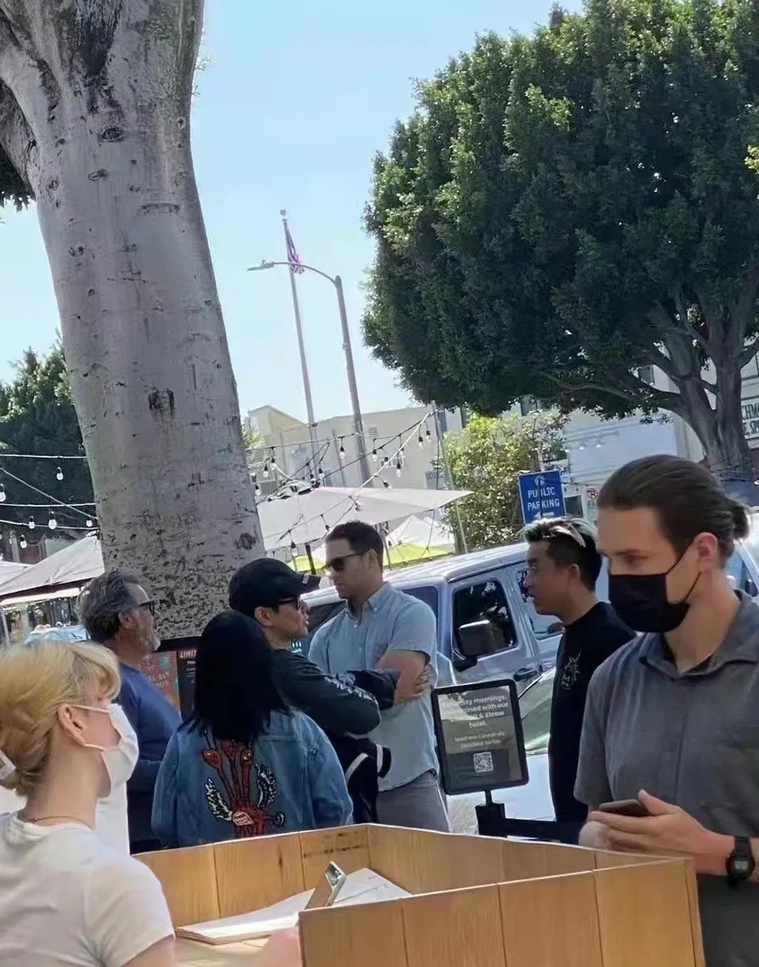 林俊杰|林俊杰确诊新冠!在美国不戴口罩公开表演,网友怒斥其自作自受