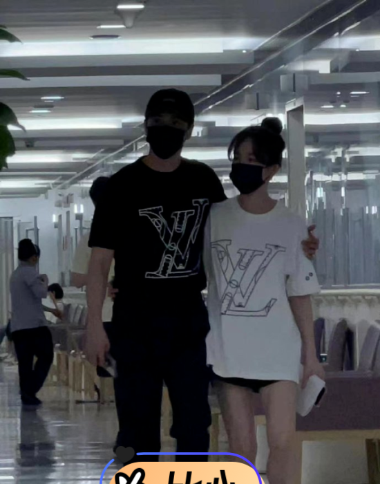 张檬|张檬现身妇产科，体态丰腴被搀扶疑怀孕，小五揽腰贴心陪伴