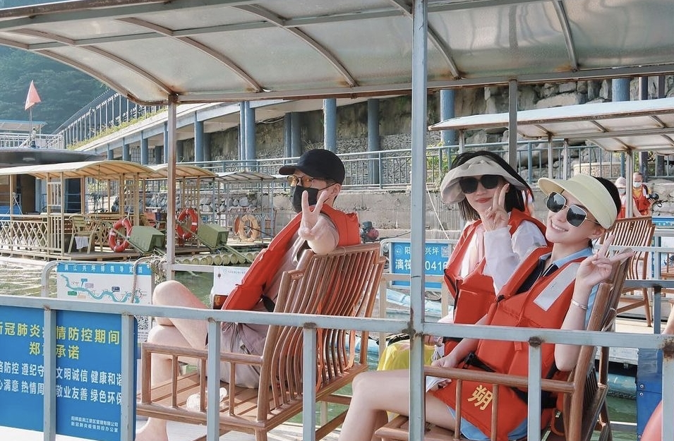 何超莲|赌王千金何超莲秀恩爱，和窦骁甜蜜出游，互相依偎越来越有夫妻相