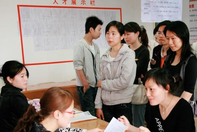 求职|入职后工资还降低30%，985毕业生工资仅有4000，整个人都绷不住了