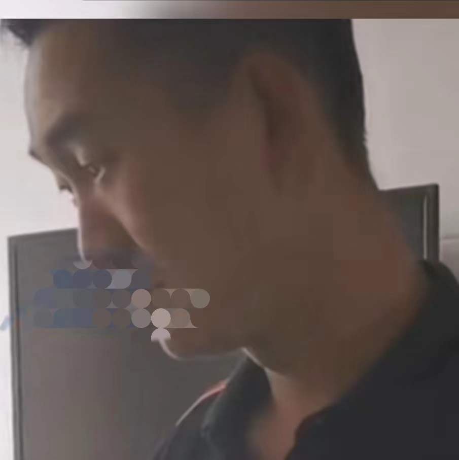 二胎又生了个儿子,男子羡慕地看着隔壁床的女婴半小时