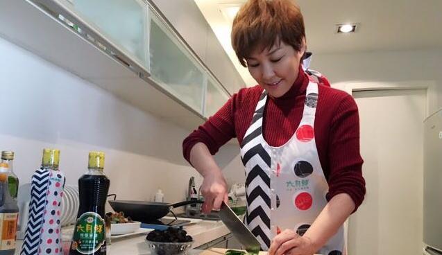 晒晒李静现实的豪宅,家里做旋转式楼梯,房间还是上下床