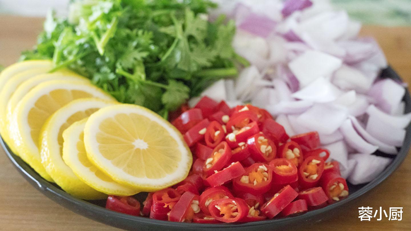 立秋润燥,饮食上可“减辛增酸”,多吃“3黄2白1红”,润肺养胃