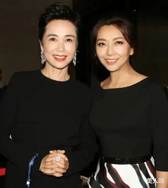 江珊|蒋雯丽和江珊合影，“女总裁”和“小媳妇”的差距一目了然