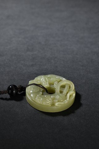 狮子|清代 和田玉黄玉狮子戏绣球挂件