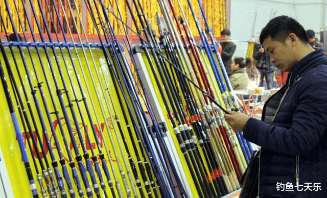 监控视频|男子购买钓具，却被老婆怀疑藏私房钱，查监控得知捡了一个月垃圾