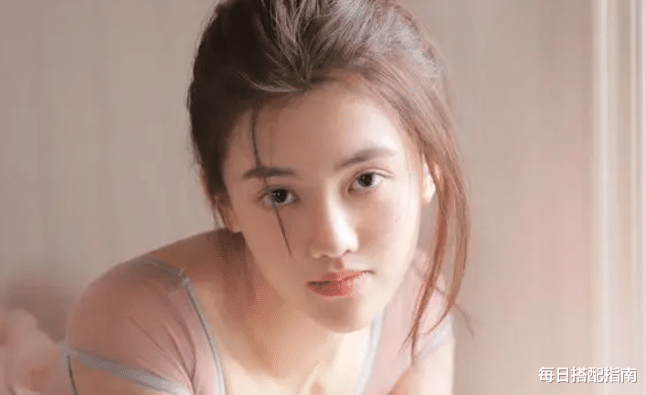 护肤 脸上容易长痘的女生，日常护肤要少做这几件事，否则皮肤越来越差
