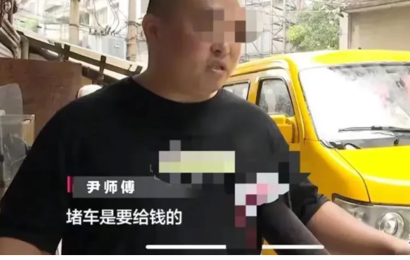 贵州贵阳,出租车司机送女乘客到目的地后,计价器显示17元,可女乘客却拒绝给钱!